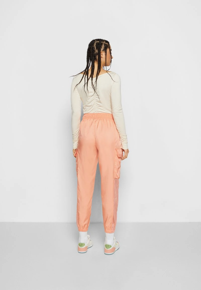 Jordan ESSEN UTILITY PANT - Pantalones Cargo - Crimson Bliss , Mujer - Imagen 4