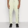 Jordan PANT - Pantalones Deportivos - Olive Aura Jade Stone , Hombre