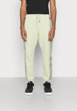 Jordan PANT - Pantalones Deportivos - Olive Aura Jade Stone , Hombre