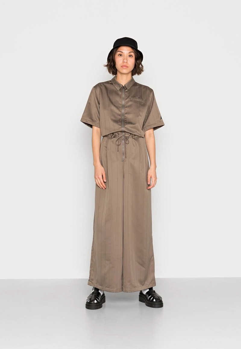 Jordan HERITAGE FLIGHTSUIT - Mono - Olive Grey/ Black , Mujer - Imagen 2