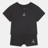 Jordan ESSENTIALS SET - Camiseta Básica - Black, Niños
