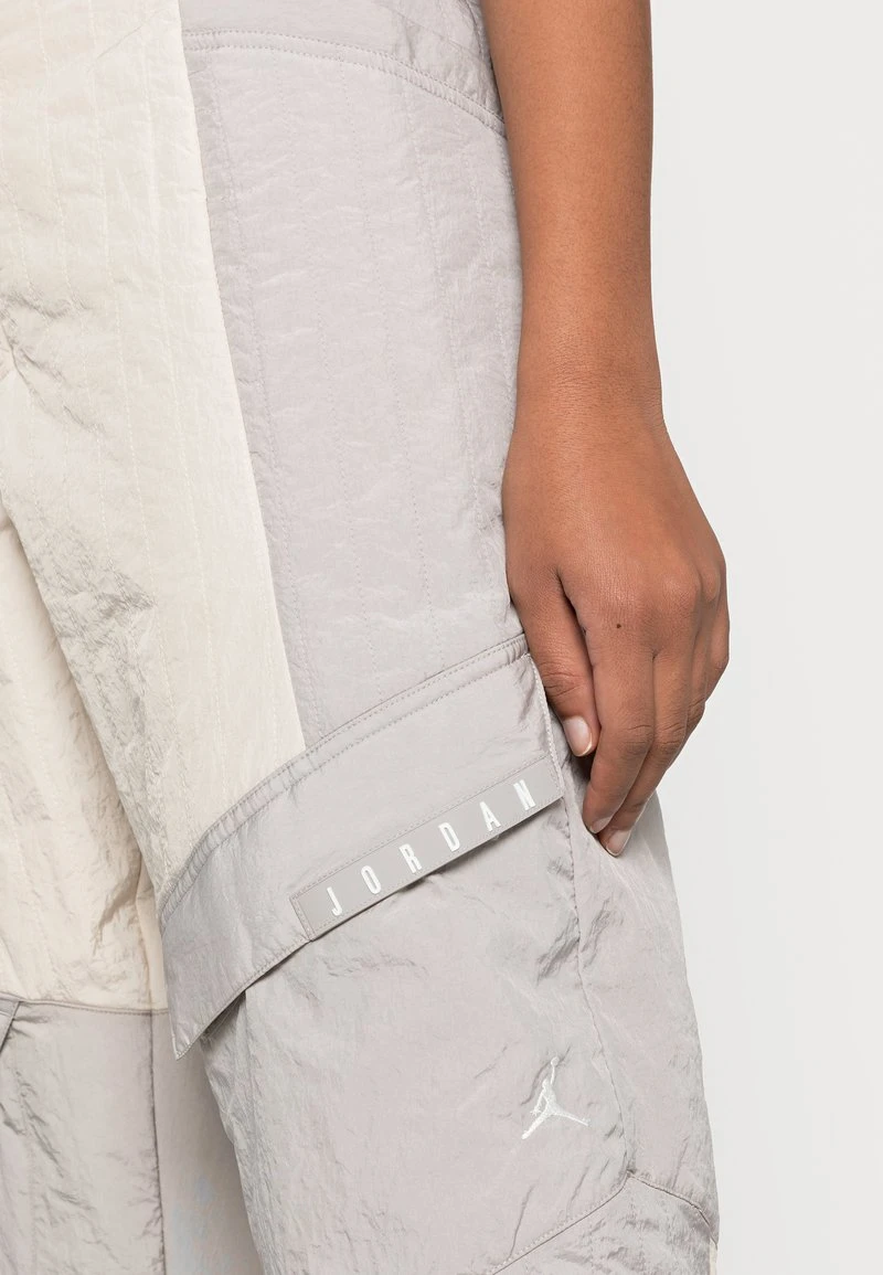 Jordan COZY GIRL UTILITY PANT - Pantalones Cargo - Oatmeal/college Grey/college Grey/summit White , Mujer - Imagen 5