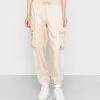 Jordan ESSEN UTILITY PANT - Pantalones Cargo - Sanddrift, Mujer