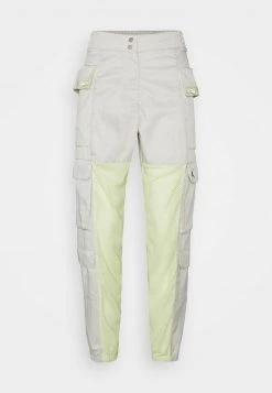 Jordan HEATWAVE UTILITY PANT - Pantalones Cargo - Light Bone/life Lime/black, Mujer
