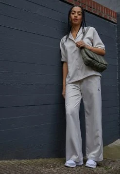 Jordan HERITAGE PANT - Pantalones - Light Orewood, Mujer